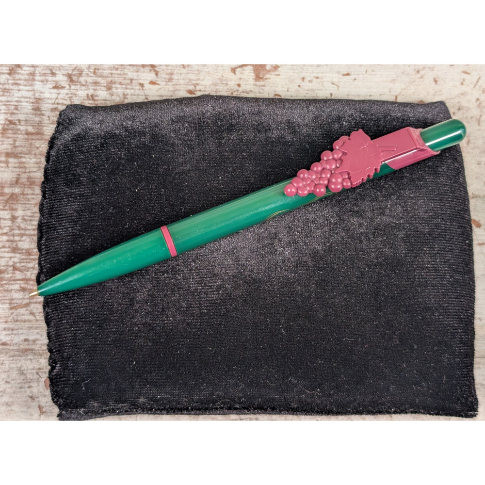 3D Grape Vine Green Purple Advertising Pen Latah Creek Wine Cellars Spokane Val